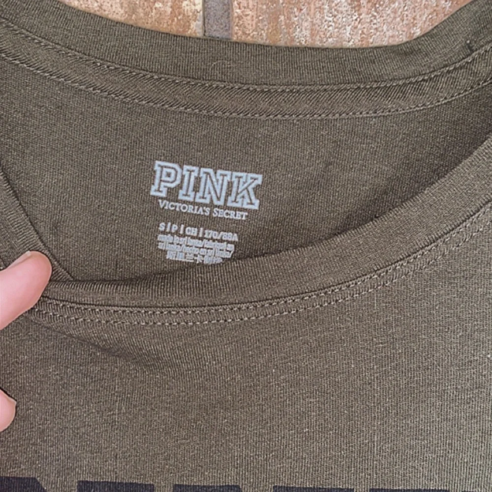 adorable VS Pink t-shirt - Picture 3 of 3